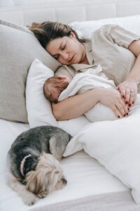Frau mit Baby im Wochenbett